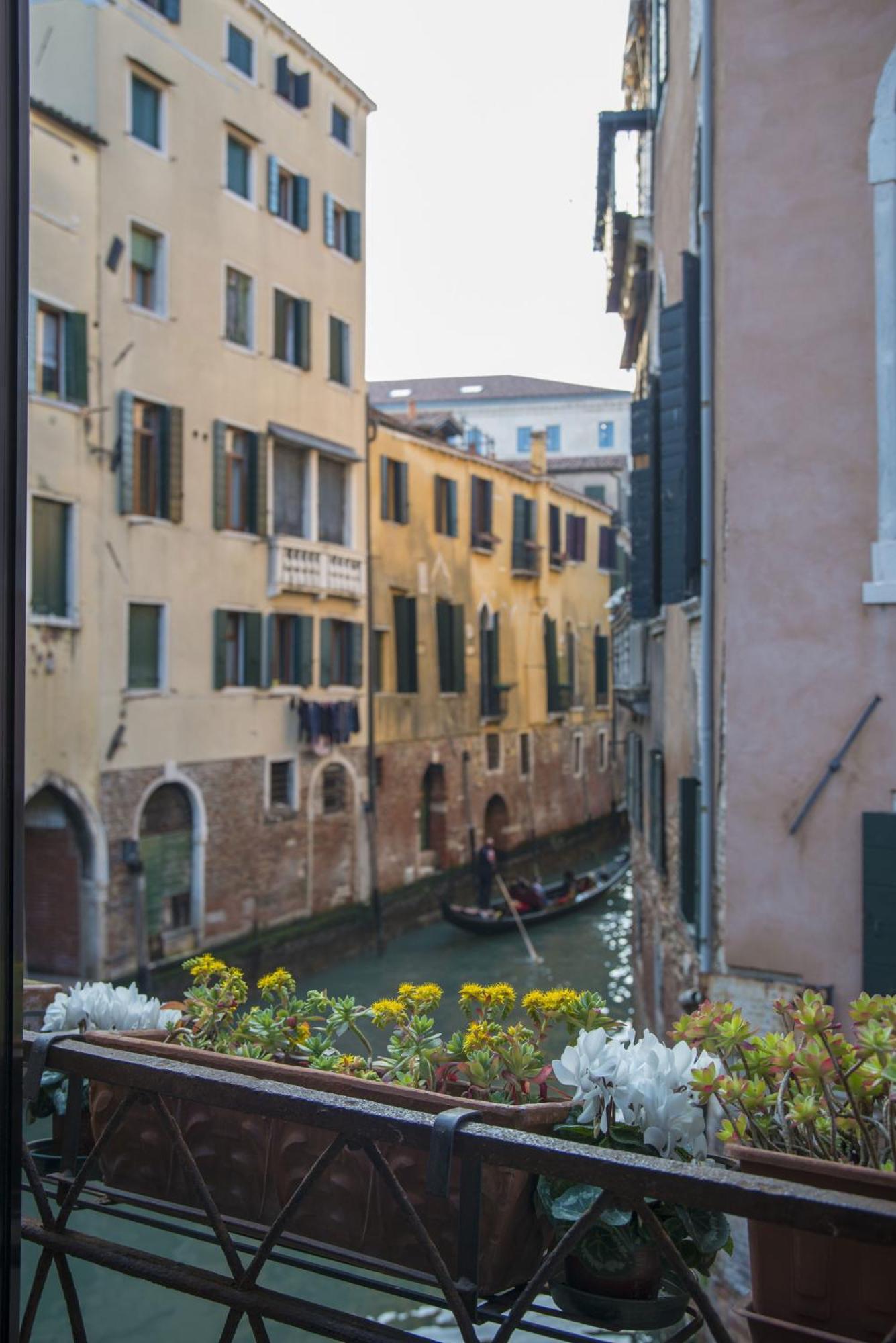 Tre Sestieri Terrace - Canal View 2024 Venice Bilik gambar